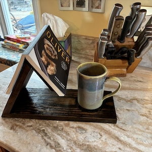 Atril triangular de madera para libros: rincón de lectura con portavasos