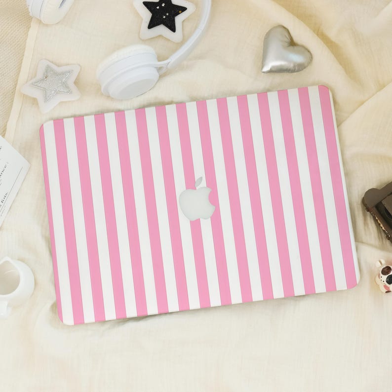 Op de afbeelding: Een roze en wit gestreepte laptophoes met het Apple-logo in het midden.