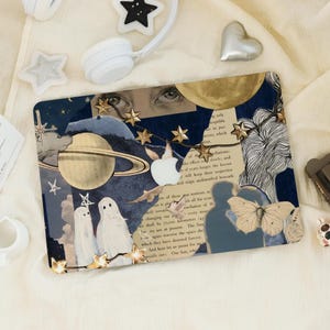 Può includere: Una skin per laptop blu e oro con un collage di immagini tra cui stelle, pianeti, fantasmi, farfalle e testo. Il testo recita "avens, which", "ellations:", "keeffect dowly, and", "of years longer the heroes", "will keep their respective", "aven and reign undisturbed beneath", "of these par motions te", "changing our PE", "stellation of I", "every", "we shall be 70,000 chilometri (43)", "Swe are at present. The Sun", "Five again traverse the space the", "which they have deserted forever.", "And here let us pause for", "ariable stars. Our Sun, whi"