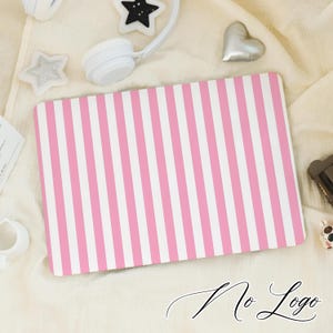 Op de afbeelding: Laptophoes met roze en witte strepen. Geen logo.
