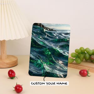 Könnte beinhalten: Ein rechteckiger Dekorationsartikel mit einem lebendigen Bild von Meereswellen in Blau- und Grüntönen. Der Text "CUSTOM YOUR NAME" ist unten angezeigt. Es steht auf einer Holzoberfläche, mit Trauben und Tomaten in der Nähe.