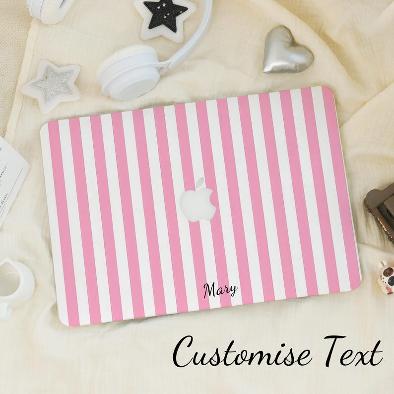 Op de afbeelding: Roze en witte gestreepte laptop skin met een wit Apple-logo en de naam "Mary" gedrukt in de rechterbenedenhoek.  Tekst aanpassen.