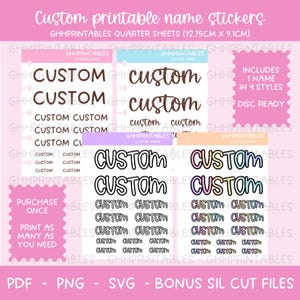 Könnte beinhalten: Druckbare Aufkleberbögen mit dem Wort "Custom" in vier verschiedenen Stilen. Die Bögen enthalten eine Vielzahl von Größen und Stilen des Wortes "Custom". Der Text "Enthält 1 Namen in 4 Stilen" und "Diskettenbereit" ist ebenfalls auf dem Bogen enthalten.