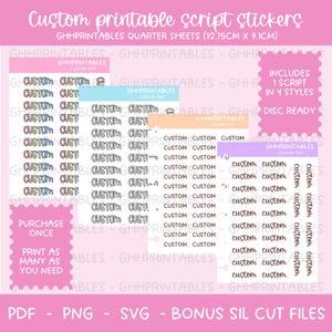 Könnte beinhalten: Anpassbare, druckbare Script-Aufkleber. Die Viertelbögen messen 12,75 cm x 9,1 cm. Enthält ein Skript in vier Stilen. Enthält den Text "Custom" in verschiedenen Schriftarten und Farben. Enthält PDF, PNG, SVG und Bonus-SIL-Schnittdateien.