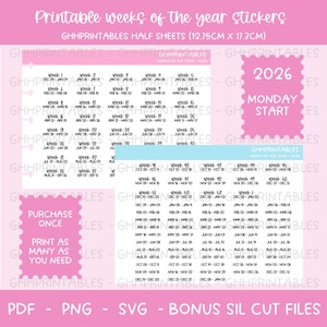 Puede incluir: Hojas de pegatinas rosas imprimibles con semanas del año, medias hojas de 12,75 cm x 17,3 cm. Incluye el año 2026, comenzando el lunes. Incluye PDF, PNG, SVG y archivos de corte adicionales.