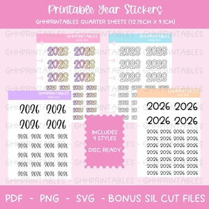 Op de afbeelding: Printbare jaarstickers met het jaar 2026 in verschillende stijlen. De stickers staan op kwartvellen, met een afmeting van 12,75 cm x 9,1 cm. Inclusief 4 stijlen en is disc-ready. De afbeelding bevat ook de tekst "PDF - PNG - SVG - BONUS SIL CUT FILES."