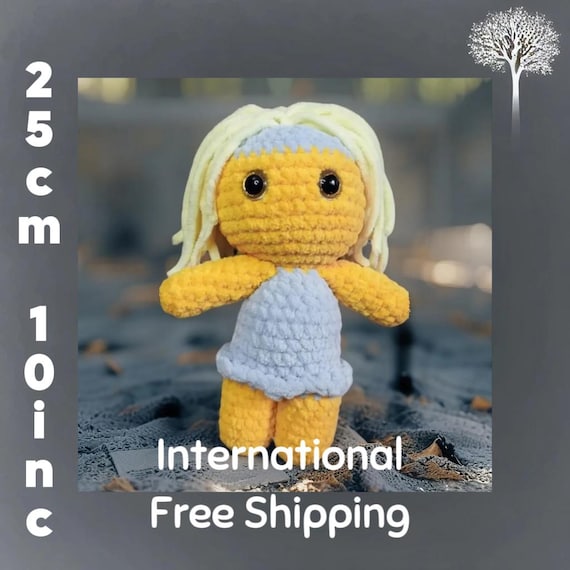 Ghoulie Doll – Yellow Skin, Blonde Hair, Gray Dress – Handmade Cute Spooky Plush – 25 cm Huggle Bug Amigurumi