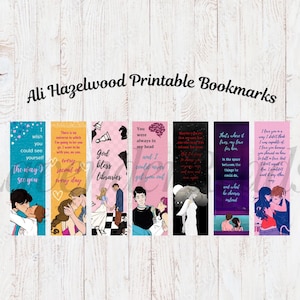 Może przedstawiać: Zestaw 8 drukowanych zakładek z cytatami z książki "The Love Hypothesis" autorstwa Ali Hazelwood. Zakładki są różowe, niebieskie i fioletowe z ilustracjami par.