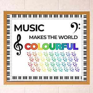 Peut inclure: Une affiche encadrée avec une bordure de clavier de piano, une clé de sol, une clé de fa et le texte MUSIC MAKES THE WORLD COLOURFUL en couleurs arc-en-ciel, accompagné d'un motif de petites notes de musique aux teintes arc-en-ciel.