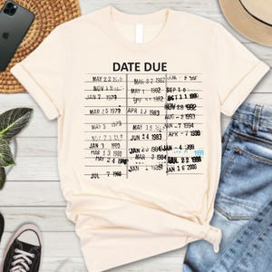 Chemise date d'échéance de la bibliothèque - t-shirt vintage avec carte de livre - chemise de bibliothécaire rétro amusante - cadeau pour amateur de livres - t-shirt nostalgie des années 80 et 90 - coupe unisexe