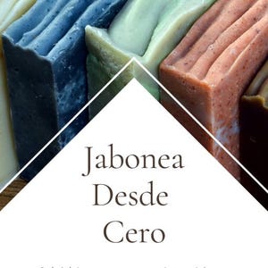 Puede incluir: Primer plano de varios jabones hechos a mano en varios colores, incluyendo azul, verde y rosa. Los jabones tienen superficies texturizadas y están dispuestos en fila. La imagen también incluye el texto "Jabonea Desde Cero".