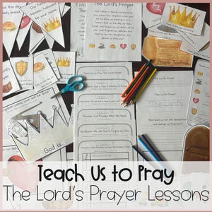 Puede incluir: Una colección de materiales educativos titulados Teach Us to Pray The Lord's Prayer, que incluye hojas de lecciones, tarjetas ilustradas con coronas, escudos y corazones, unas tijeras azules y lápices de colores para instrucción religiosa.