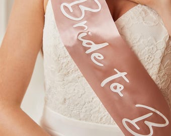LIQUIDATION ! Ceinture future mariée, écharpe d'enterrement de vie de jeune garçon, décorations d'enterrement de vie de jeune garçon, rose cendré avec lettres blanches, écharpe de douche nuptiale