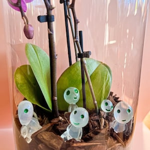 Set aus 10 glow in the dark Prinzessin Mononoke Baumgeist Miniatur Elfen. Kodama Familie Waldgeist in Grün und Blau. Pflanze Terrarium.