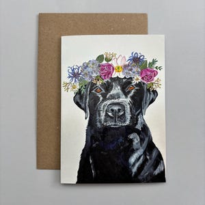 Tarjeta de felicitación con corona de flores de Labrador negro. Ilustrada, diseñada e impresa a mano en Somerset. Envío gratuito al Reino Unido.