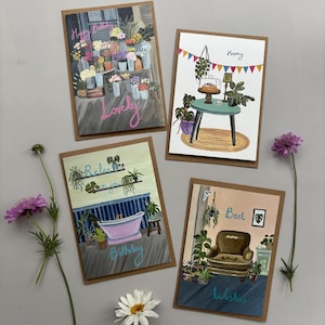 La gama de estilo de vida. Cuatro tarjetas de cumpleaños bellamente ilustradas a mano. Diseñadas e impresas en Somerset. Envío gratuito al Reino Unido.