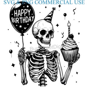 Op de afbeelding: Een zwart-witte illustratie van een skelet dat een feestmuts draagt en een ballon vasthoudt waarop 'Happy Birthday' staat en een cupcake met één kaars.
