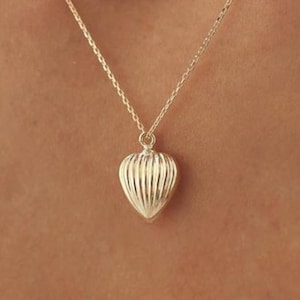 14K Solid Gold Seashell Heart Necklace / Gold Seashell Heart Charm / Everyday Necklace for Women / Sea Lover Necklace / Gift for Wife