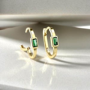 Brincos baguete de esmeralda em ouro 14K / Brincos Huggie de esmeralda com lapidação baguete real / Brincos de argola em ouro 14K maciço / Presente para mulheres e amantes