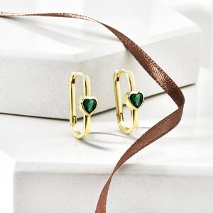 Brincos de coração com esmeralda em ouro maciço 14K / Brincos pendentes em formato de coração para mulheres / Joias minimalistas de ouro / Presente perfeito com esmeralda