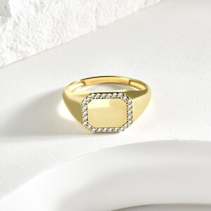 Anillo especial con letra en oro de 14 quilates / Banda grabada especial para mujer / Anillo cuadrado de diamantes / Anillo con letra y sello / Regalo personalizado / Anillo grabado