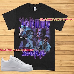 Könnte beinhalten: Schwarzes T-Shirt mit einem lila und weißen Grafikdruck von Johnny Depps Gesicht und dem Text "Johnny Depp".