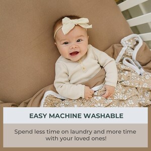 Peut inclure: Un b&eacute;b&eacute; souriant porte un bandeau avec un n&oelig;ud cr&egrave;me et un body beige clair. Le b&eacute;b&eacute; est envelopp&eacute; dans une couverture &agrave; motifs floraux. Le texte "EASY MACHINE WASHABLE" est affich&eacute;, avec la l&eacute;gende "Passez moins de temps &agrave; faire la lessive et plus de temps avec vos proches!"