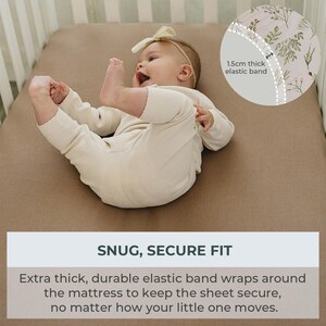 Peut inclure: Un b&eacute;b&eacute; en tenue cr&egrave;me est allong&eacute; sur un drap-housse marron. Le drap est dot&eacute; d'une bande &eacute;lastique de 1,5 cm d'&eacute;paisseur. Le texte "SNUG, SECURE FIT" d&eacute;crit l'ajustement s&ucirc;r du drap sur le matelas.
