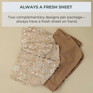 Peut inclure: Un ensemble de draps pli&eacute;s. L'un des draps pr&eacute;sente un motif floral beige avec des fleurs blanches et des tiges marron. L'autre drap est de couleur unie beige. Le texte "ALWAYS A FRESH SHEET" est en haut de l'image.