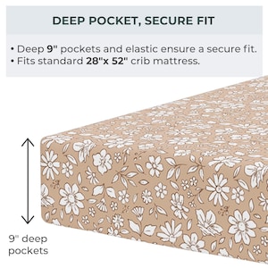 Peut inclure: Un drap-housse pour lit b&eacute;b&eacute; &agrave; motif floral. Le drap pr&eacute;sente un fond beige avec des fleurs et des feuilles blanches. Il a des poches profondes de 23 cm et s'adapte &agrave; un matelas de lit b&eacute;b&eacute; standard de 71 cm x 132 cm.