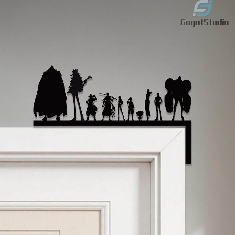 Puede incluir: Silueta negra de un grupo de personajes, probablemente de una serie de anime o manga, montada en un marco de puerta. Las figuras est&aacute;n dispuestas en l&iacute;nea, con diferentes alturas y poses. El texto "GogotStudio" es visible.