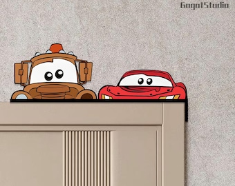 Anpassad Disney Bilar Tittut Dörrhörnskylt, McQueen & Tow Mater Tittut Väggdekoration, Tecknad Bil Barnrumsskylt, Heminredning