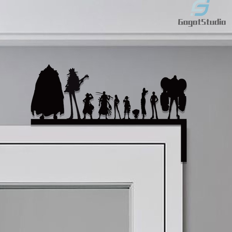 Puede incluir: Silueta negra de varios personajes, probablemente de una serie de anime o manga popular, montada sobre un marco de puerta. Las figuras est&aacute;n dispuestas en l&iacute;nea, con diferentes alturas y poses. El texto "GogotStudio" es visible.