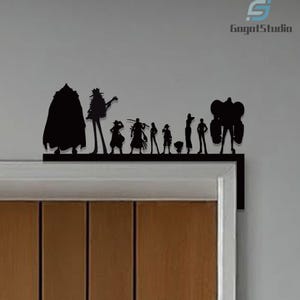 Puede incluir: Silueta negra de varios personajes de la serie de anime One Piece, montada sobre un marco de puerta. Los personajes est&aacute;n dispuestos en fila, con diferentes alturas y poses. El texto "GogotStudio" es visible.