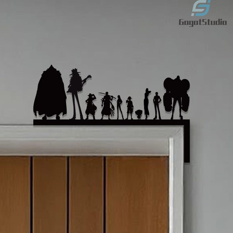 Puede incluir: Silueta negra de varios personajes de la serie de anime One Piece, montada sobre un marco de puerta. Los personajes est&aacute;n dispuestos en fila, con diferentes alturas y poses. El texto "GogotStudio" es visible.