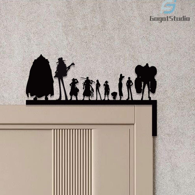Puede incluir: Silueta negra de un grupo de personajes, probablemente de una serie de anime o manga popular, montada en un marco de puerta. Las figuras est&aacute;n dispuestas en l&iacute;nea, con diferentes alturas y poses. Decoraci&oacute;n de puerta.