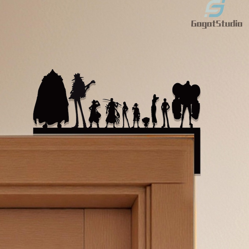 Puede incluir: Silueta negra de un grupo de figuras, posiblemente personajes de un programa o pel&iacute;cula, montada en un marco de puerta. Las figuras est&aacute;n dispuestas en l&iacute;nea, con diferentes alturas y formas. La marca "GagatStudio" es visible.