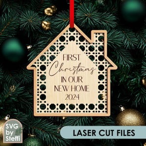 Premier Noël dans notre nouvel ornement de maison 2024 Ornement de maison fichiers découpés au laser Modèle d’ornements de Noël en rotin Ornement en bois Glowforge
