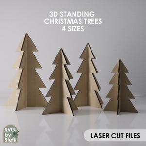 Könnte beinhalten: Vier 3D-Weihnachtsbäume aus Holz in verschiedenen Größen. Die Bäume sind aus hellem Holz gefertigt und haben ein einfaches, geometrisches Design. Der Text auf dem Bild lautet "3D STANDING CHRISTMAS TREES 4 SIZES" und "LASER CUT FILES".