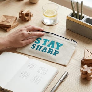 Estuche de Tela "Stay Sharp" Pintado a Mano - Portatodo Algodón - Regalo para Artistas y Estudiantes - Organizador Escritorio - Handmade