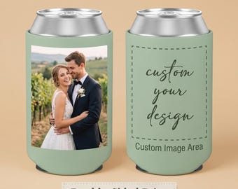 Puede incluir: Dos enfriadores de latas color verde salvia con impresión a doble cara. Un lado muestra una fotografía de una pareja con ropa formal, mientras que el otro lado presenta el texto "custom your design" y "Custom Image Area" dentro de un borde punteado.