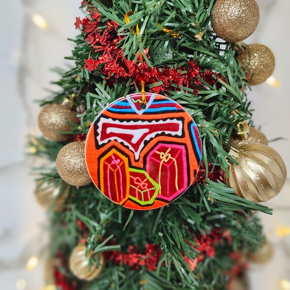 Panama Mola Christmas Presents Round Ceramic Ornament