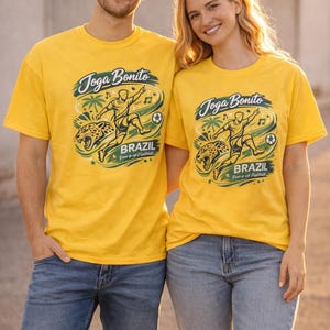 K&ouml;nnte beinhalten: Ein Set aus drei Keramikbechern mit gesprenkelter, matter Oberfl&auml;che. Jeder Becher hat eine andere Farbe: hellblau, cremefarben und grau. Die Becher haben ein schlichtes, modernes Design und einen bequemen Griff.