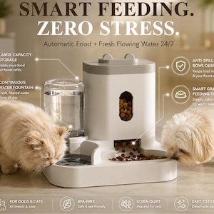Könnte beinhalten: Ein automatischer Futter- und Wasserspender für Haustiere in Weiß und Grau, mit dem Text "SMART FEEDING. ZERO STRESS." Eine flauschige Katze und ein Hund werden bei der Benutzung des Spenders gezeigt. Merkmale sind ein großer Stauraum, ein kontinuierlicher Wasserbrunnen und ein auslaufsicheres Schüsseldesign.