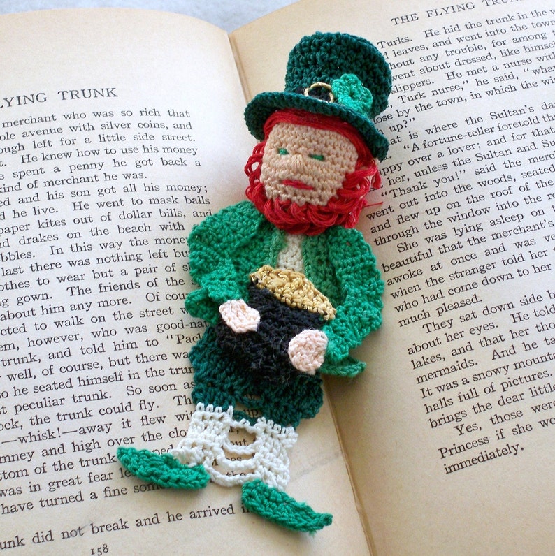 lucky Irish leprechaun crochet bookmark, shamrock hat, celtic wall art, unique bookmark, shadow box art, Saint Patricks day gift, image 3