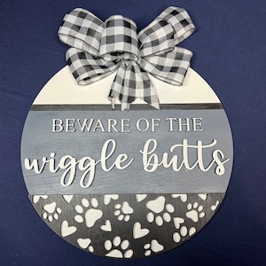 Beware of the Wiggle Butts Sign: 3D Dog-Themed Round Door Decor with Paw Prints & Hearts, Handcrafted Wooden Plaque for Dog Lovers