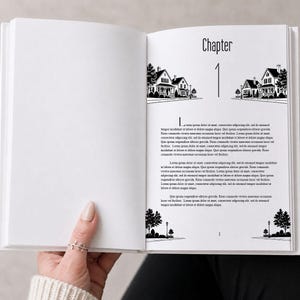 Könnte beinhalten: Ein aufgeschlagenes Buch mit weißen Seiten, schwarzem Text und Illustrationen. Die rechte Seite zeigt die Überschrift Chapter 1, begleitet von schwarz-weißen Zeichnungen von Häusern und Bäumen oben und unten, die lateinische Textblöcke umrahmen.