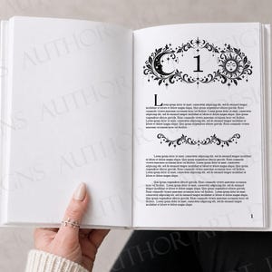 Puede incluir: Un libro abierto que muestra la página del capítulo uno con texto en tinta negra y un encabezado decorativo con una luna creciente, un sol y filigranas florales. La página incluye un párrafo de texto Lorem Ipsum y el número de página uno.