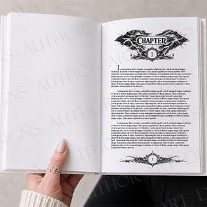 Puede incluir: Un libro abierto que muestra una página de capítulo uno con texto negro y una ilustración decorativa en blanco y negro en la parte superior e inferior. La página presenta un encabezado que dice CHAPTER 1 e incluye texto latino.
