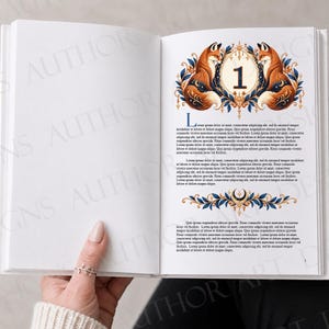 Puede incluir: Un libro abierto que muestra una página con una ilustración decorativa de dos zorros naranjas flanqueando un círculo central que contiene el número 1. El diseño incluye motivos florales azules y dorados, una luna creciente y texto en latín.
